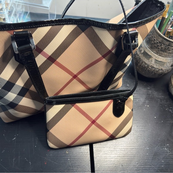 ADDITIONAL PRICE CUT Closet Clear Out Burberry Black and Tan Tote Bag, pouch - Picture 11 of 16